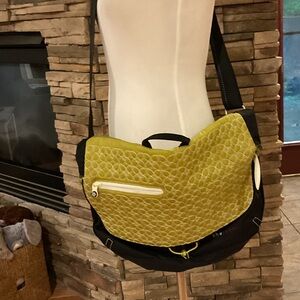 NWOT Sherpani Stylish Black and Green Shoulder Bag